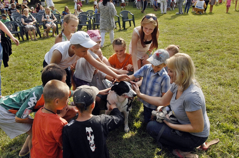 Inese Bāra (no labās) sviteniekiem izrāda no patversmes «Ulubele» paņemto kucīti Olgu. 
Autors: Ivars Bogdanovs