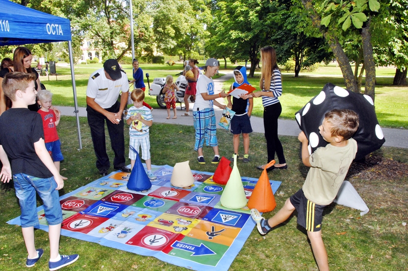 Valsts policija Jauniešu dienas dalībniekiem ar atraktīvas spēles palīdzību atgādina par drošību uz ceļiem.
Autors: Ivars Bogdanovs