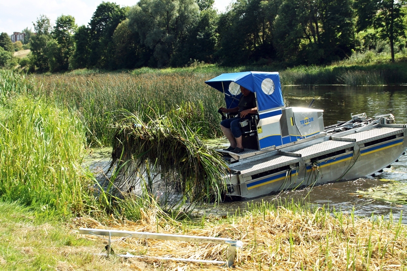 Amfībija upes izpļaušanai Bauskā izmēģināta, lai novērtētu iekārtas iegādes iespēju.
Autors: Uldis Varnevičs