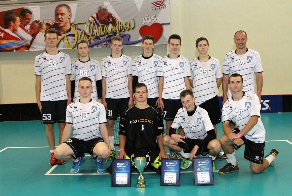 FK «Bauska» komanda pēc spēles, kurā izcīnīta sudraba godalga.