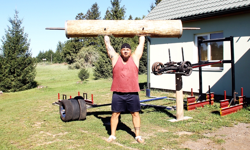 Otomārs Skreija trenējas pie savām mājām ar paša izveidotiem rīkiem. 
Autors: Uldis Varnevičs