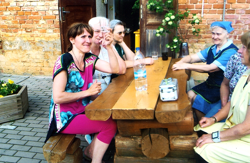 Pavāre (no labās) jaunajā formastērpā kopā ar darbabiedrēm.
Autors: no personiskā albuma