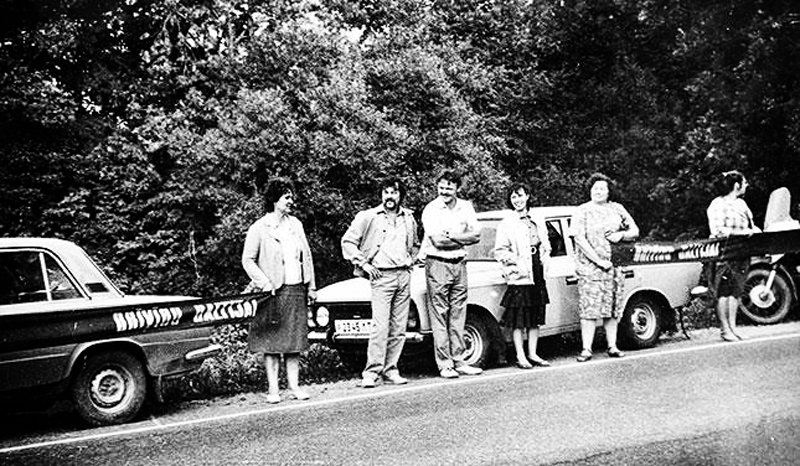 Uz Baltijas ceļa 1989. gada 23. augustā Ina un Jānis Augstkalni (no kreisās), Mintauts un Brigita Buzēni, Aina Skujiņa un Sniegbaltīte Augstkalna.
Autors: no ģimenes albuma