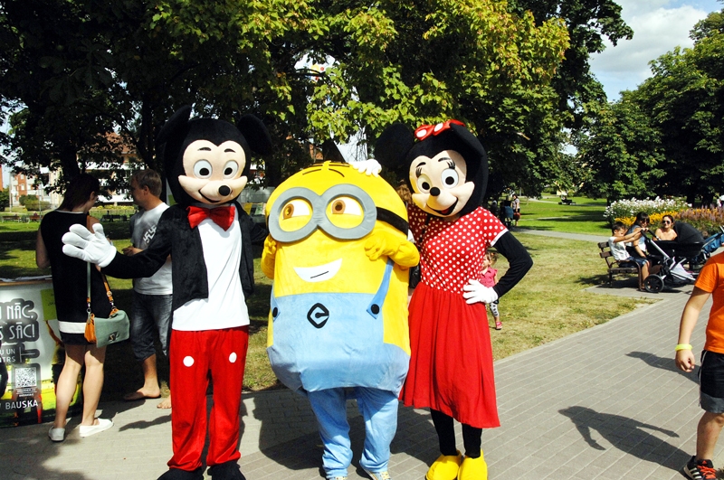 Jauniešu dienā Minnija, minjons un Mikimauss Bausku uz brīdi pārvērta par animācijas tēlu mājvietu.
Autors: Ivars Bogdanovs