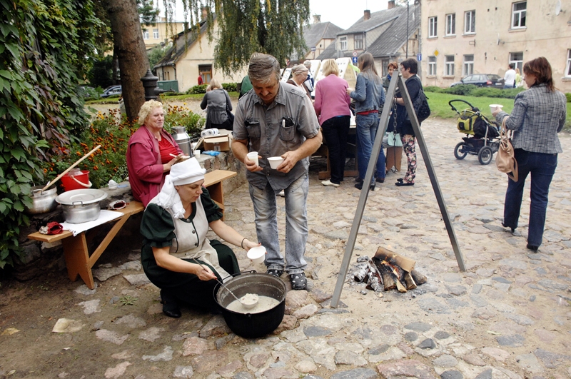 Bauskas muzeja pagalmā putru baudīt aicināja pērn, gards virums te taps arī šogad. 
Autors: no «Bauskas Dzīves» arhīva