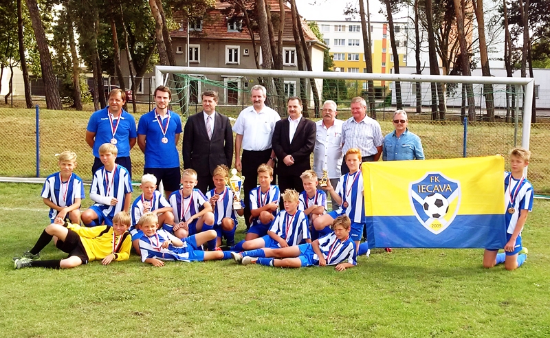 FK «Iecava» komanda ar turnīra organizatoriem.
Autors: no personiskā albuma