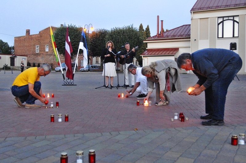 Simboliskais sveču ceļš 23. augusta vakarā radīja gaismu daudzās Baltijas valstu pilsētās.
Autors: Ivars Bogdanovs