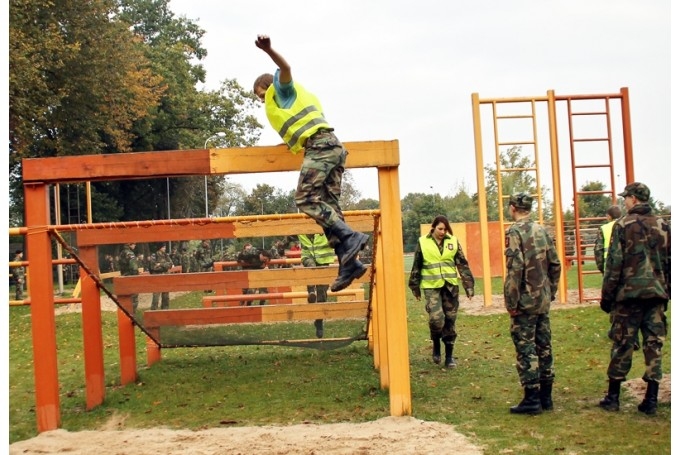 NATO prasībām atbilstīga šķēršļu josla pirms vairākiem gadiem izbūvēta pie Bauskas Valsts ģimnāzijas.
Autors: No arhīva.
