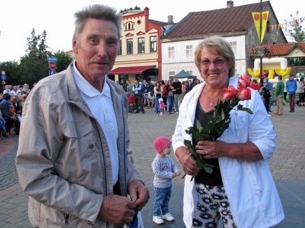 Gunta un Jānis Izaki Bauskas novada svētkos saņēma balvu – plāksni, ko piestiprināt pie mājas. 
Autors: No arhīva.