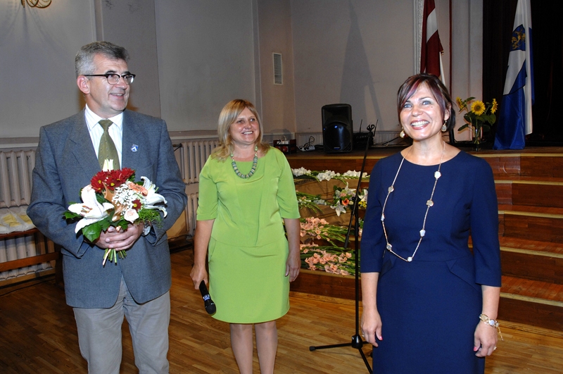 Skolotājus jaunajā mācību gadā sveic Bauskas novada domes priekšsēdētājs Raitis Ābelnieks, izglītības nodaļas vadītāja Māra Bauvare (centrā) un novada domes izglītības, kultūras un sporta lietu komitejas priekšsēdētāja Inita Nagņibeda. 
Autors: Ivars Bogdanovs