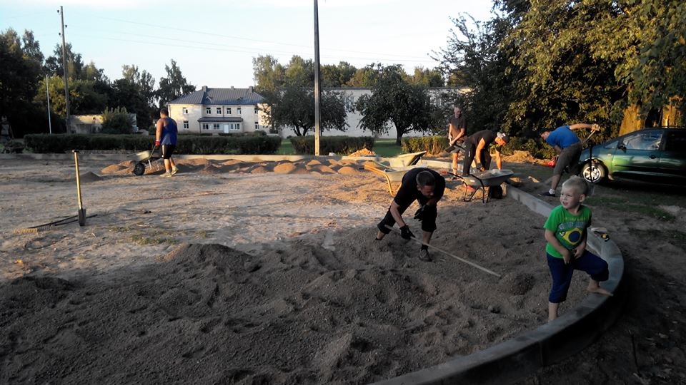 Hokeja laukuma izveidē iesaistās lieli un mazi Vecumnieku iedzīvotāji. Desmit tonnas betona jau iecementētas. Vīri steidz līdzināt 14 tonnas savestās grants un smilti. 
 
Autors: No albuma.