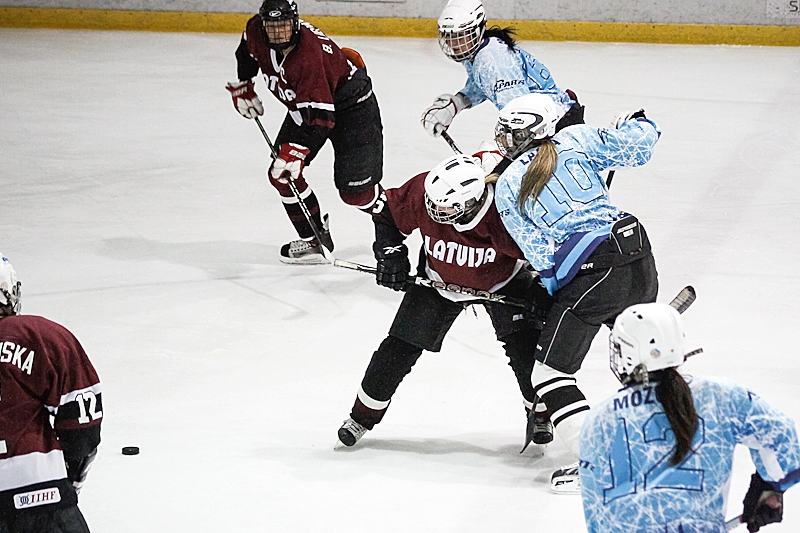 Hokeju baušķeniece Dārta Lazda spēlē sešus gadus, profesionāles karjeru gan neplānojot.
Autors: no personiskā albuma.