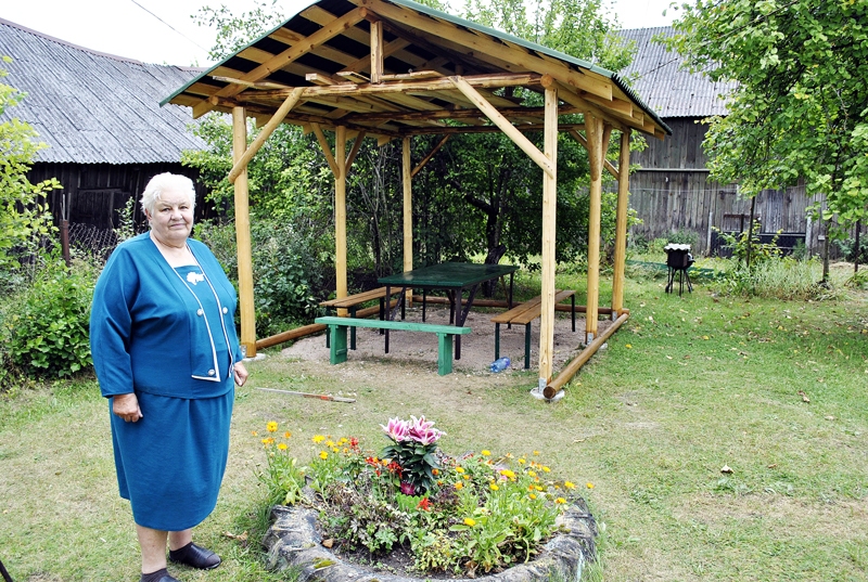 Jubilāre kopā ar kaimiņiem saņēmusi Vecumnieku novada pašvaldības finansiālu atbalstu pagalma labiekārtošanai – līdzās mājai «Irbes» uzcelta skaista lapene, drīz bruģēs taciņas. 
Autors: Māris Krūmiņš