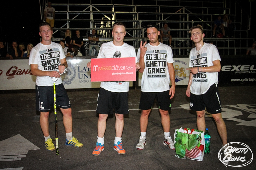 Bauskas florbolistu komanda «EŠ-PĒ-VĒ», no kreisās – Toms Niedre, Dinārs Vaitaitis, Gints Velmunskis, Rolands Kovaļevskis. 

Autors: ghettogames.lv