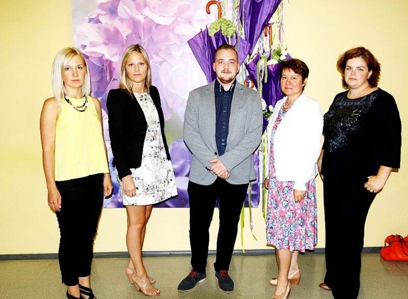 Jaunie skolotāji – Agate Gūtmane (no kreisās), Elīna Gobzeme, Krists Kozlovs, Santa Dručka un Madara Lasmane. 
Autors: no iecava.lv