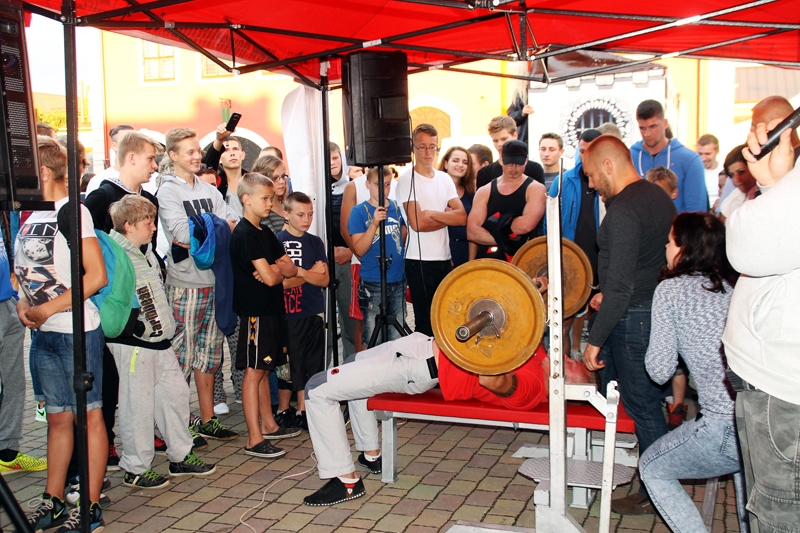 Svaru stieņa spiešanas sacīkstes Bauskā notika 31. jūlija vakarā. 
Autors: no «Bauskas Dzīves» arhīva