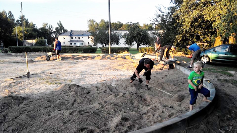 Hokeja laukuma izveidē iesaistās lieli un mazi Vecumnieku iedzīvotāji. Desmit tonnas betona jau iecementētas. Vīri steidz līdzināt 14 tonnas savestās grants un smilti.
Autors: Vita Vēvere