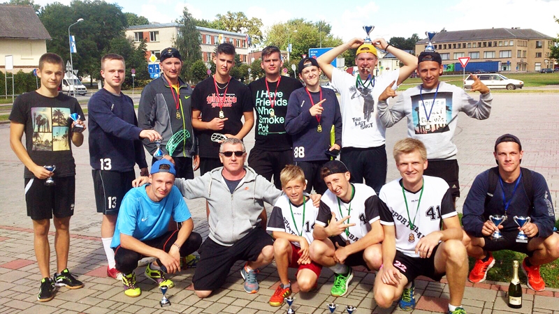 Ielu florbola trešā posma sacīkšu dalībnieku kopbilde.
Autors: no personiskā albuma.