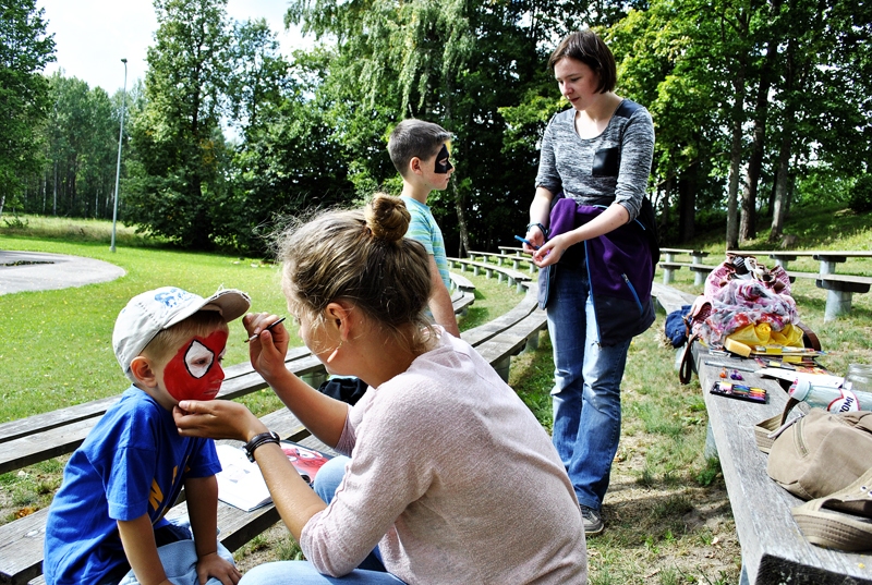 Festivāla gaitā bija iespēja darboties radošajās darbnīcās, arī izkrāsot sejas.
Autors: Māris Krūmiņš