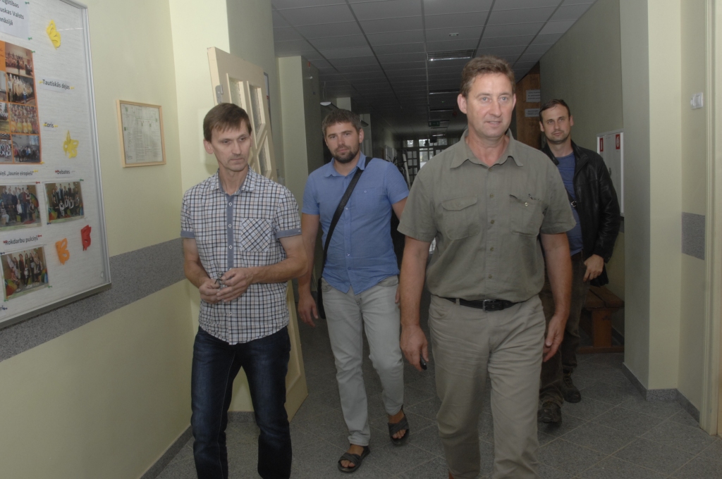 Bauskas Valsts ģimnāzijā paveikto izrāda būvfirmas «Kvintets M» vadītājs Ainārs Marinsks (otrais no kreisās), ģimnāzijas saimnieks Aivars Zubovs (no kreisās), direktors Raimonds Žabovs un būvuzraugs no SIA «Firma L4» Jānis Rikters. 

Autors: Ivars Bogdanovs