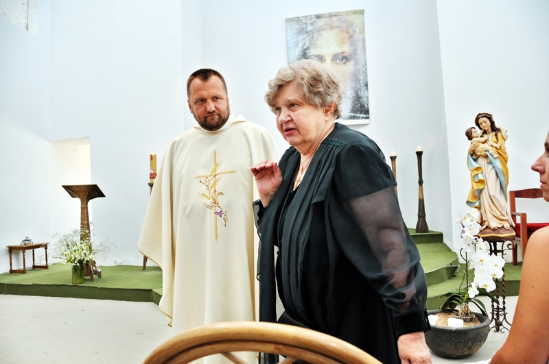 Marina Kosteņecka un priesteris Andrejs Mediņš Bruknas Svēto Apustuļu kapelā publicistes dzimšanas dienas dievkalpojumā.
Autors: no M. Kosteņeckas albuma.
