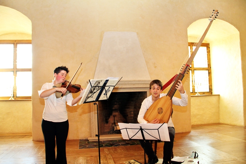 Ģenerālmēģinājumā Bauskas pilī muzicē duets «Duo Repicco» – vijolniece Kinga Ujzazi un lautists Jadrans Dunkumbs.
Autors: Māris Skanis