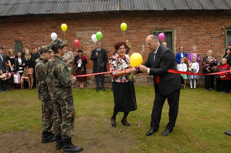 Raimonds Bergmanis (no labās), Latvijas aizsardzības ministrs, Skaistkalnes vidusskolā izmēģināja jauno militāro šķēršļu joslu. 

Autors: Ivars Bogdanovs