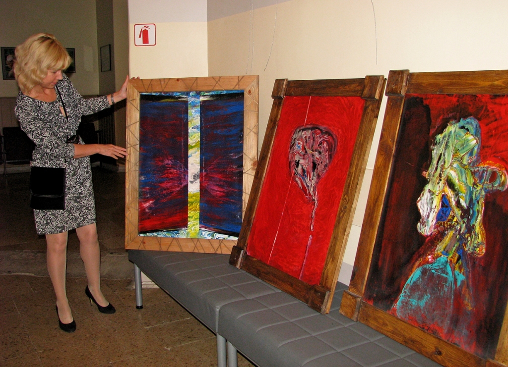 Bauskas kultūras centra direktore Ilva Vansoviča rāda gleznu, kuru autors Atis Jaksis nosaucis par savu līdz šim veiksmīgāko darbu.
Autors: Vilnis Auzāns