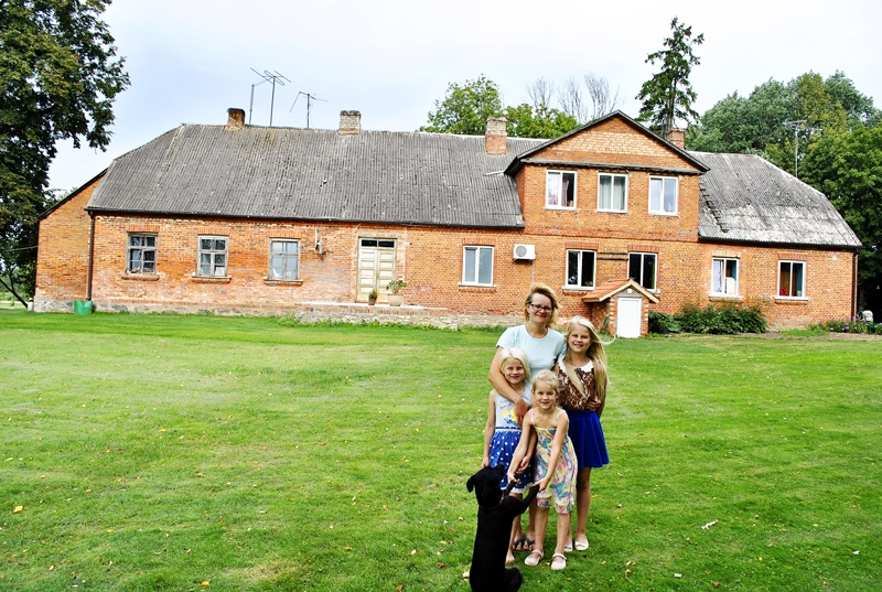 Straģu ģimenes sievietes pie mājas «Lobgale».
Autors: Māris Krūmiņš