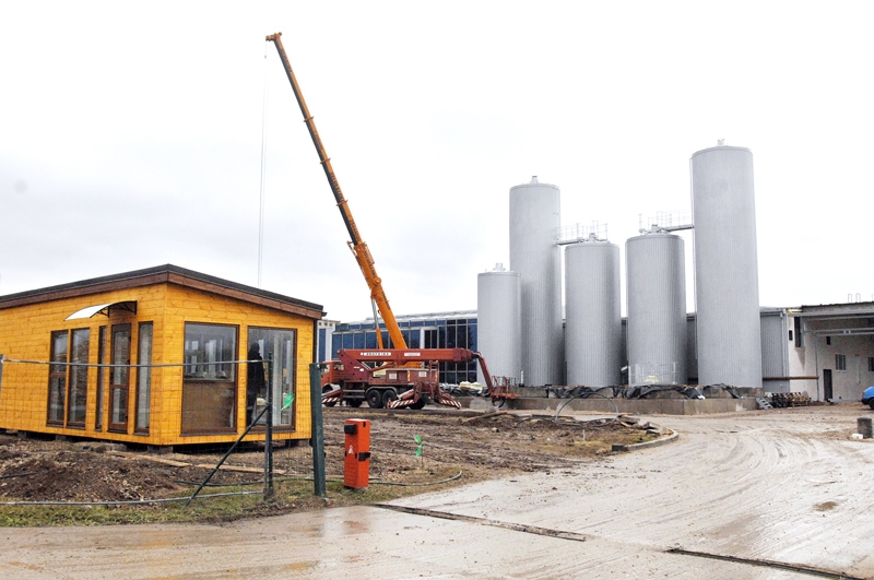 Bauskas pievārtē topošā piena pārstrādes rūpnīca daudziem Zemgales zemniekiem dod cerību saglabāt fermas.
Autors: no «Bauskas Dzīves» arhīva.
