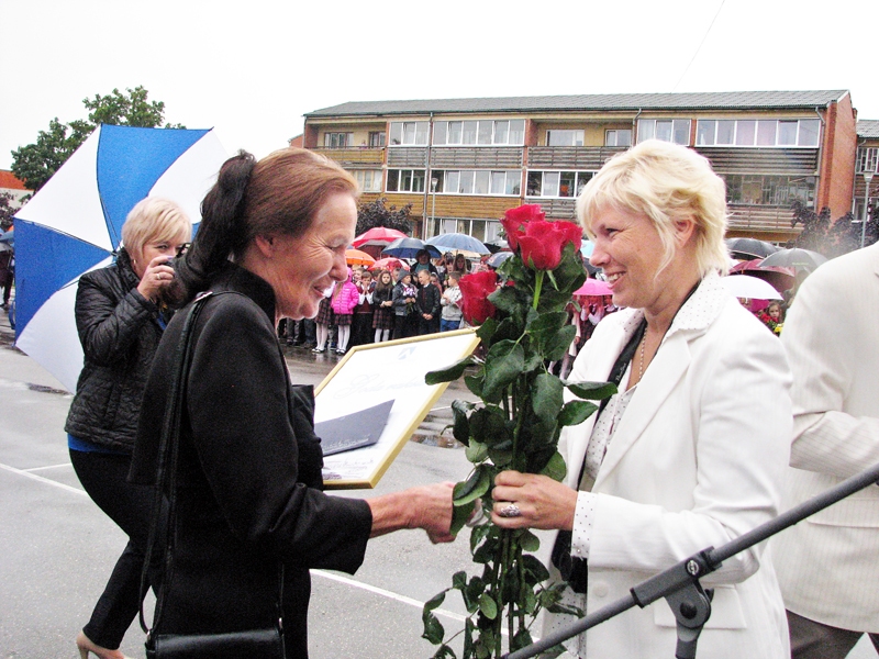 Anitu Zibolu, ķīmijas skolotāju (no kreisās), ar pašvaldības apbalvojuma «Godaraksts» saņemšanu sveic novada administrācijas sabiedrisko attiecību un tūrisma nodaļas vadītāja Aija Spriņķe. 
Autors: Vilnis Auzāns