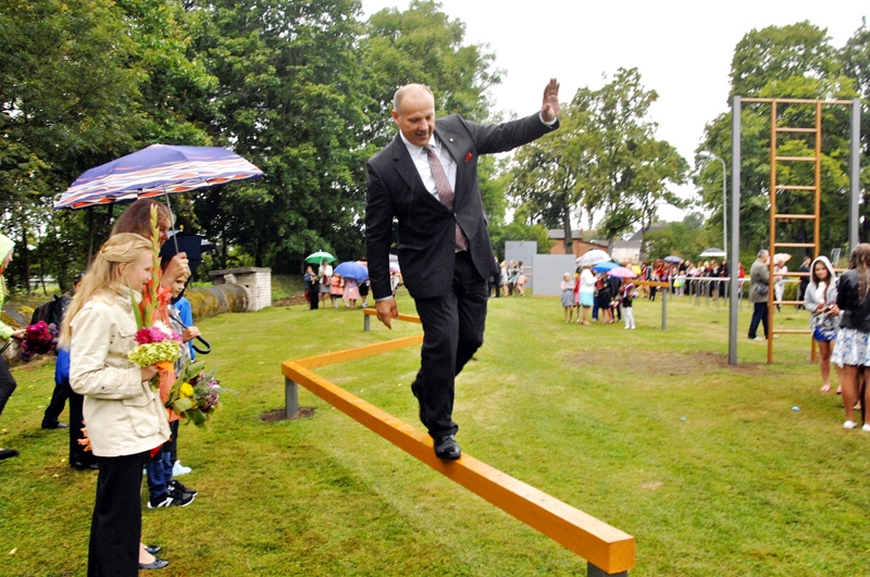 Raimonds Bergmanis, Latvijas aizsardzības ministrs, Skaistkalnes vidusskolā izmēģināja jauno militāro šķēršļu joslu.
Autors: Ivars Bogdanovs