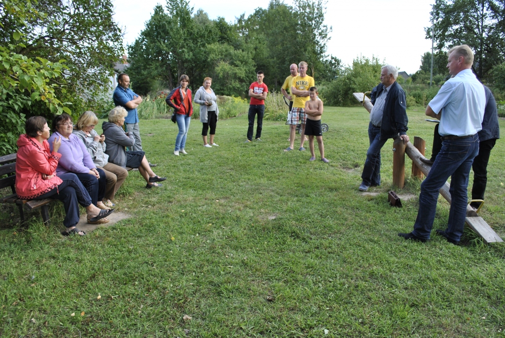 Saruna ar iedzīvotājiem Audrupos notika ar biedrības «Liepas» iniciatīvu iekārtotajā rotaļu laukumā.
Autors: Antra Ērgle