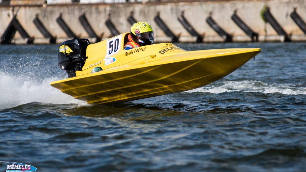 Reiņa Paegles vadītā laiva traucas pa ūdens virsmu.

Autors:  No albuma.