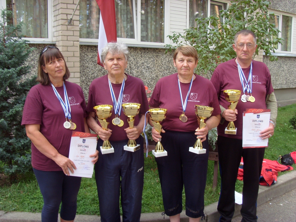 Bauskas komanda sacensībās «Latgales XXV invalīdu sporta spēles 2015». No kreisās – Lija Bulāne, Aivars Kamols, Aina Slucka, Aivars Vancāns. Attēlā nav Laimoņa Rigasta.
Autors: No albuma.