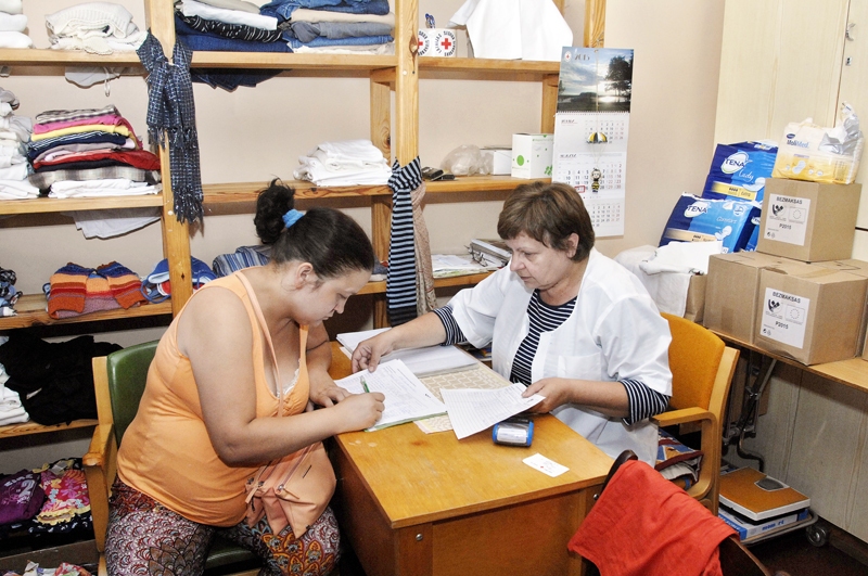 Olga Vilciņa (no labās), brīvprātīgā Latvijas Sarkanajā Krustā, reģistrē palīdzības saņēmēju Indru Barkausku no Brunavas pagasta. 
Autors: Ivars Bogdanovs