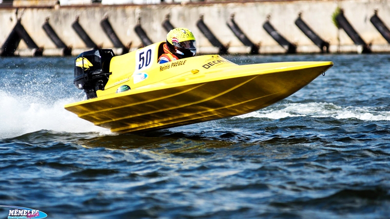 Reiņa Paegles vadītā laiva traucas pa ūdens virsmu.
Autors: no komandas albuma.