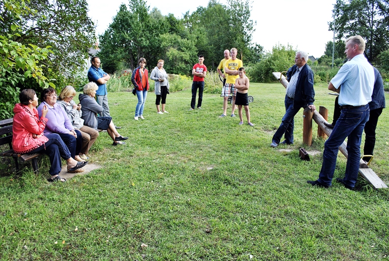 Saruna ar iedzīvotājiem Audrupos notika ar biedrības «Liepas» iniciatīvu iekārtotajā rotaļu laukumā.
Autors: Antra Ērgle