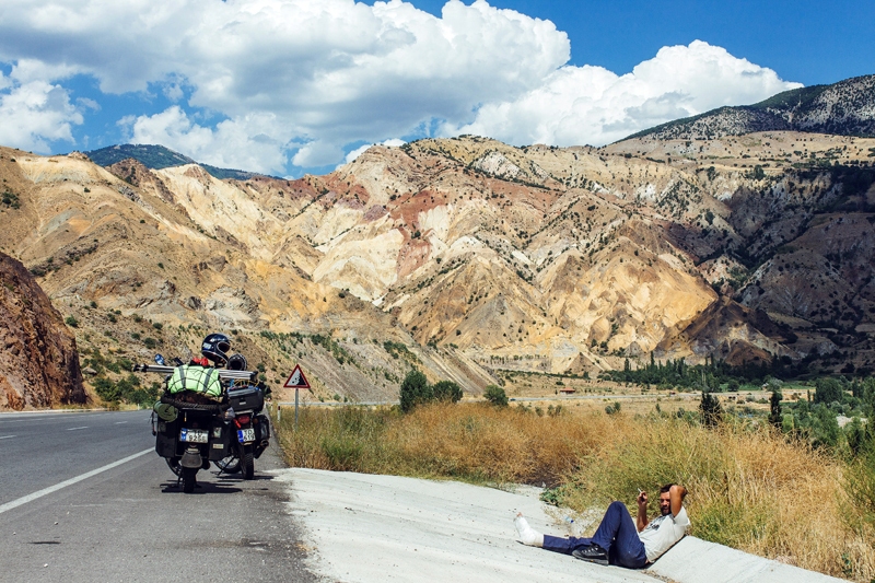 Gruzijā. Neliels atpūtas brīdis abiem Mārčiem un motocikliem. 
Autors: no albuma