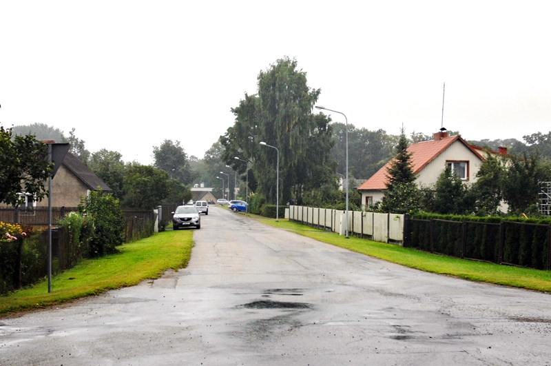 Raiņa iela, par spīti dižajam nosaukumam, joprojām izskatās pēc parasta lauku ciemata ceļa. 
Autors: Ivars Bogdanovs