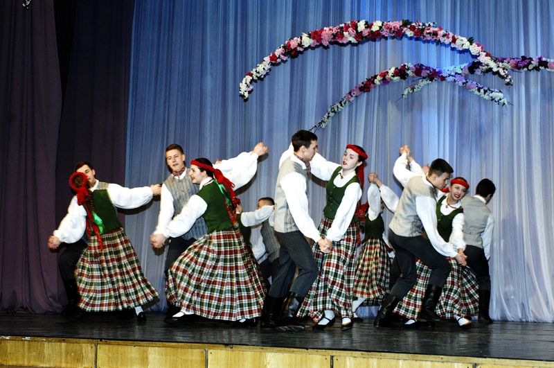 «Mēmelītes» dejotāji daudz uzstājušies vieskoncertos, arī ārvalstu pieredze viņiem liela.
Autors: no «Bauskas Dzīves» arhīva.