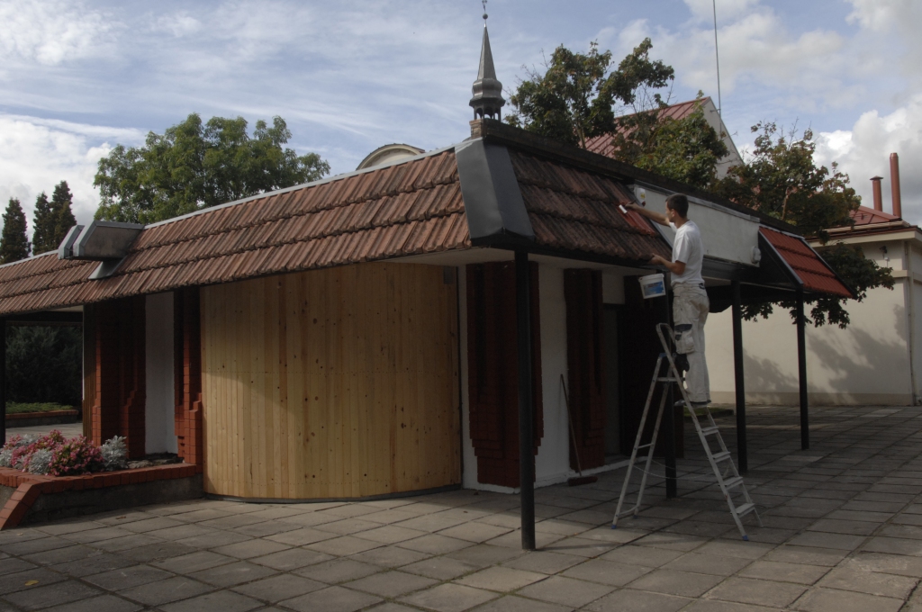 Vecais kiosks Rātslaukumā, Plūdoņa ielas malā, šomēnes iegūst jaunu vizuālo tēlu. Pēc kāda laika te atvērs ātro uzkodu ēstuvi. 
Autors: Ivars Bogdanovs