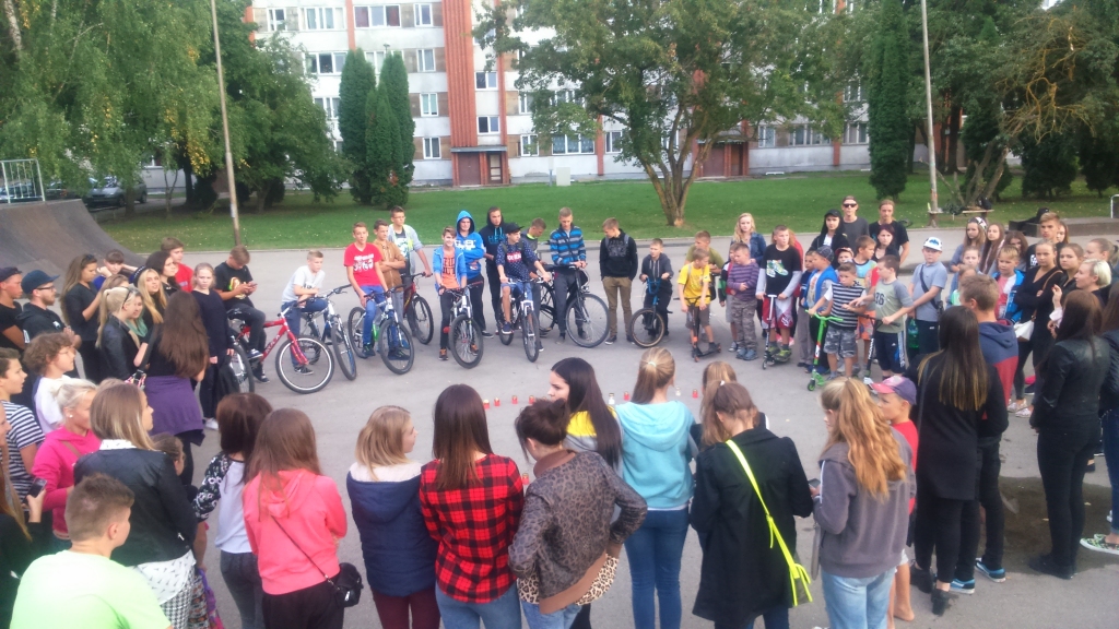 Vairāki desmiti jauniešu pulcējās Bauskas skeitparkā, noliekot svecītes, paužot savu attieksmi pret skeitparka rampas nojaukšanu.
Autors: Artūrs Dulbe
