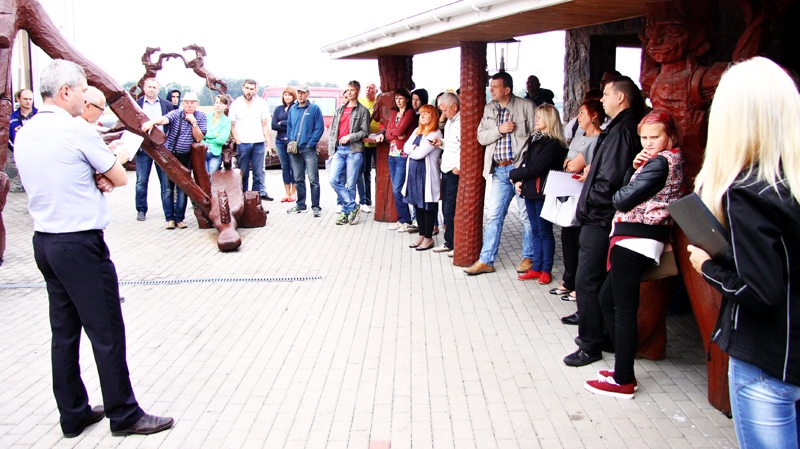 Ekipāžas sapulcējušās pirms autoorientēšanās sacīkstēm.
Autors: no dalībnieku krājumiem.