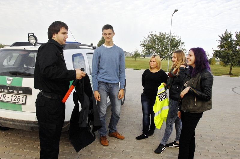 Mārtiņš Brikers, pašvaldības policijas inspektors, «ēnas» – Ditu Liepiņu, Mārtiņu Čerļenoku, Adriānu Frišmani un Annu Dirveli – iepazīstināja ar darba ekipējumu.
Autors: Ivars Bogdanovs