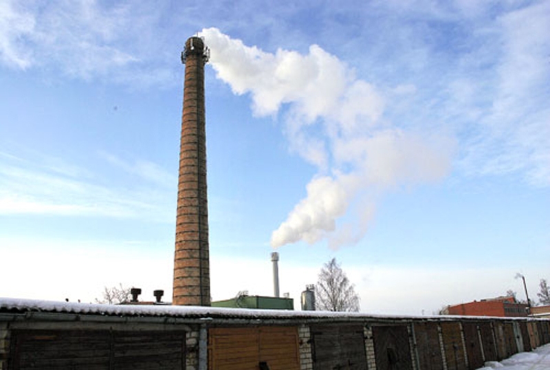 Vecā dūmeņa demontāžu paredzēts sākt pirmdien, 7. septembrī. Skursteņa nojaukšana notiks pakāpeniski, strādniekiem manuāli brucinot to. Process varētu aizņemt nepilnu mēnesi. Uzņēmumā aprēķināts, ka būvgružu daudzums varētu būt ap 1000 kubikmetriem. Ar novada pašvaldību runāts, ka tā varētu izmantot daļu no šiem celtniecības atkritumiem.
Autors: no «Bauskas Dzīves» arhīva.