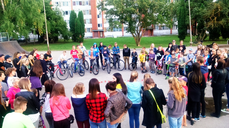 Bauskas skeitparkā pulcējās vairāki desmiti jauniešu, noliekot svecītes, paužot savu attieksmi pret skeitparka rampas nojaukšanu.
Autors: Artūrs Dulbe
