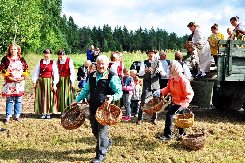 Voldemārs Barens, Bārbeles mazpulka vadītājs, aicina ņemt rokās grozus un iesaistīties kartupeļu lasīšanā.
Autors: Žanna Zālīte