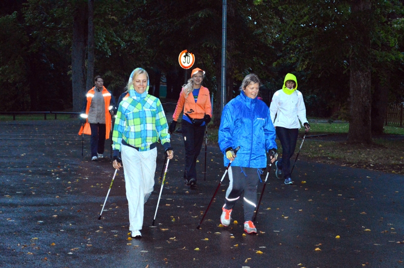 Iecavas parkā Eiropas Sporta nedēļā notika nūjošana iesācējiem. Nūjotājas četru kilometru distanci pieveica ar smaidu sejā. 
Autors: Zane Gorškova