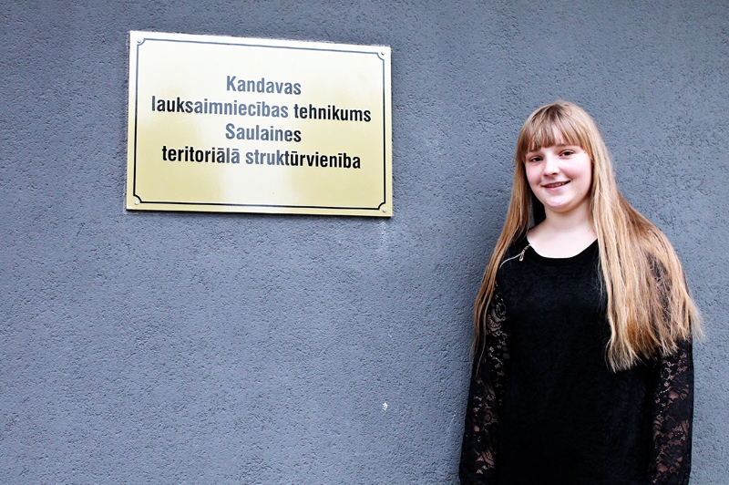 Annijai Ņikuļinai,  ēdināšanas pakalpojumu specialitātes 1. kursa audzēknei, dzīvē izveidojusies simboliska saikne starp paaudzēm un mācību iestādēm. Viņas mamma Kristīne savulaik absolvējusi Saulaines sovhoztehnikumu, bet tētis Normunds pabeidzis Kandavas tehnikumu.
Autors: M. Kazanceva